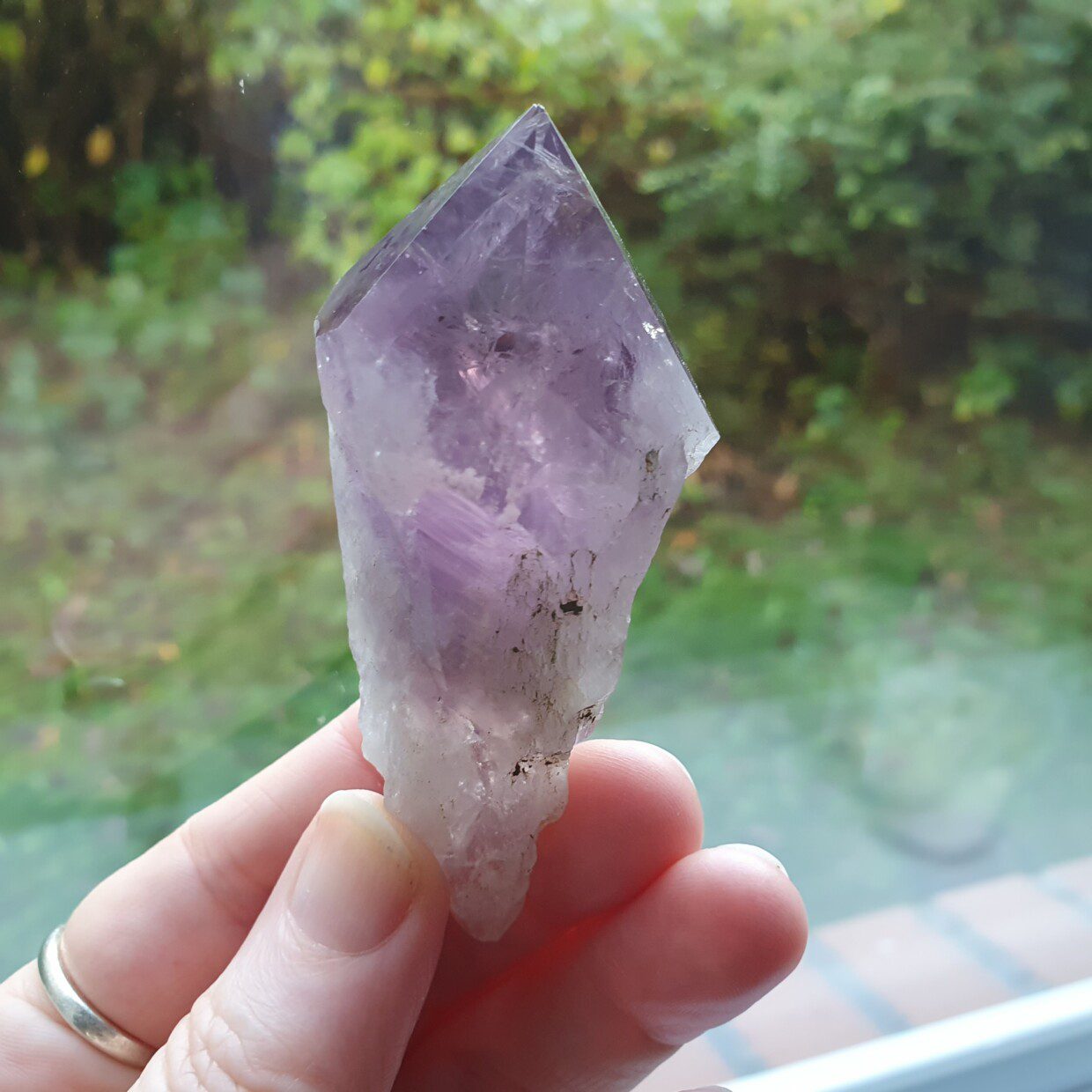 Ametyst Spids Med Rå Og Polerede Områder