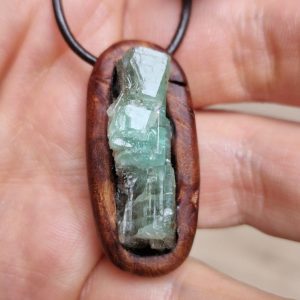 Talisman-I-Elmetrae-Med-Smaragd